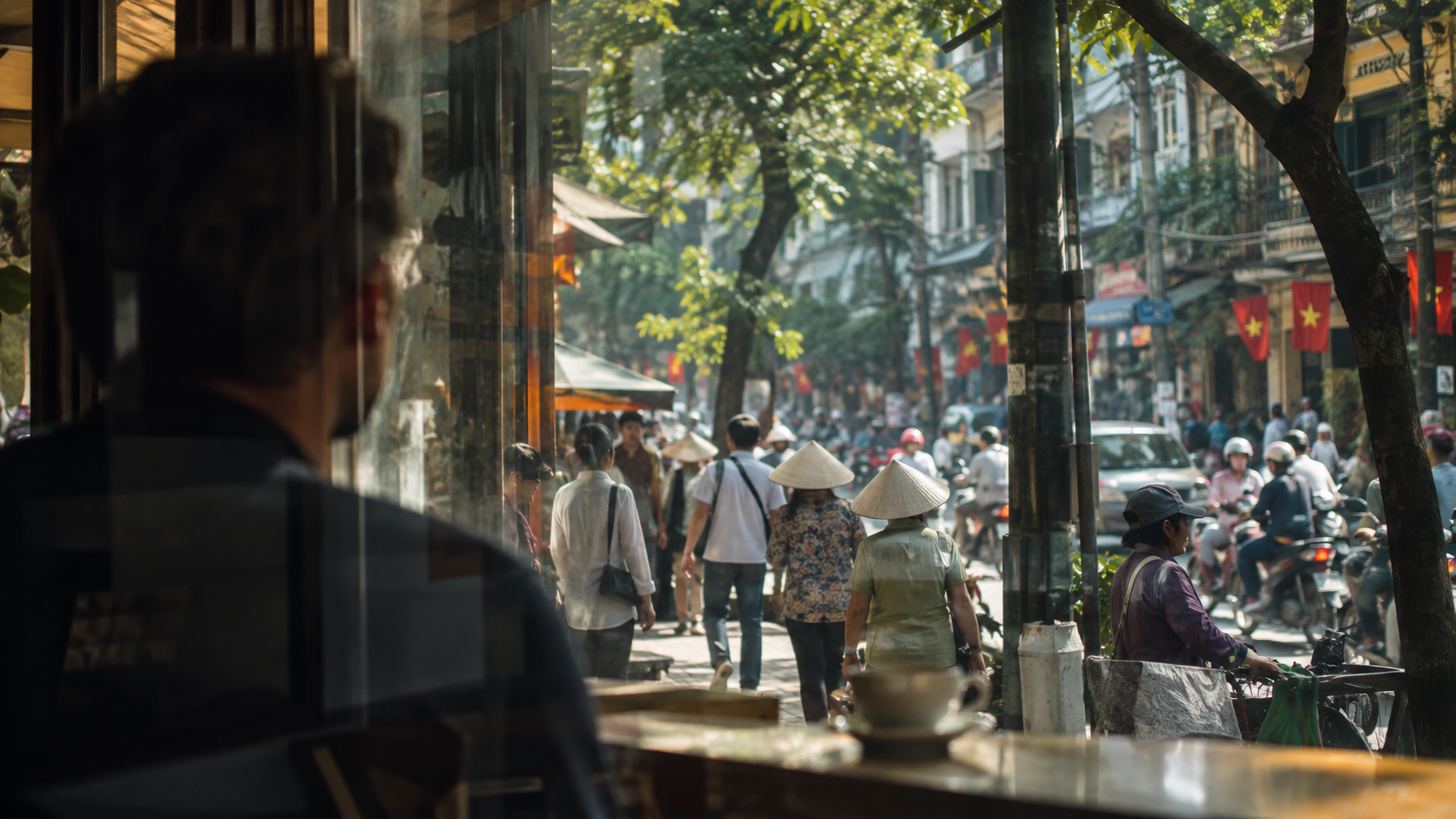Blick durch eine spiegelnde Fensterscheibe auf Menschen im Straßenleben von Hanoi – Sinnbild für unsere oft unsichtbaren moralischen Grenzen.